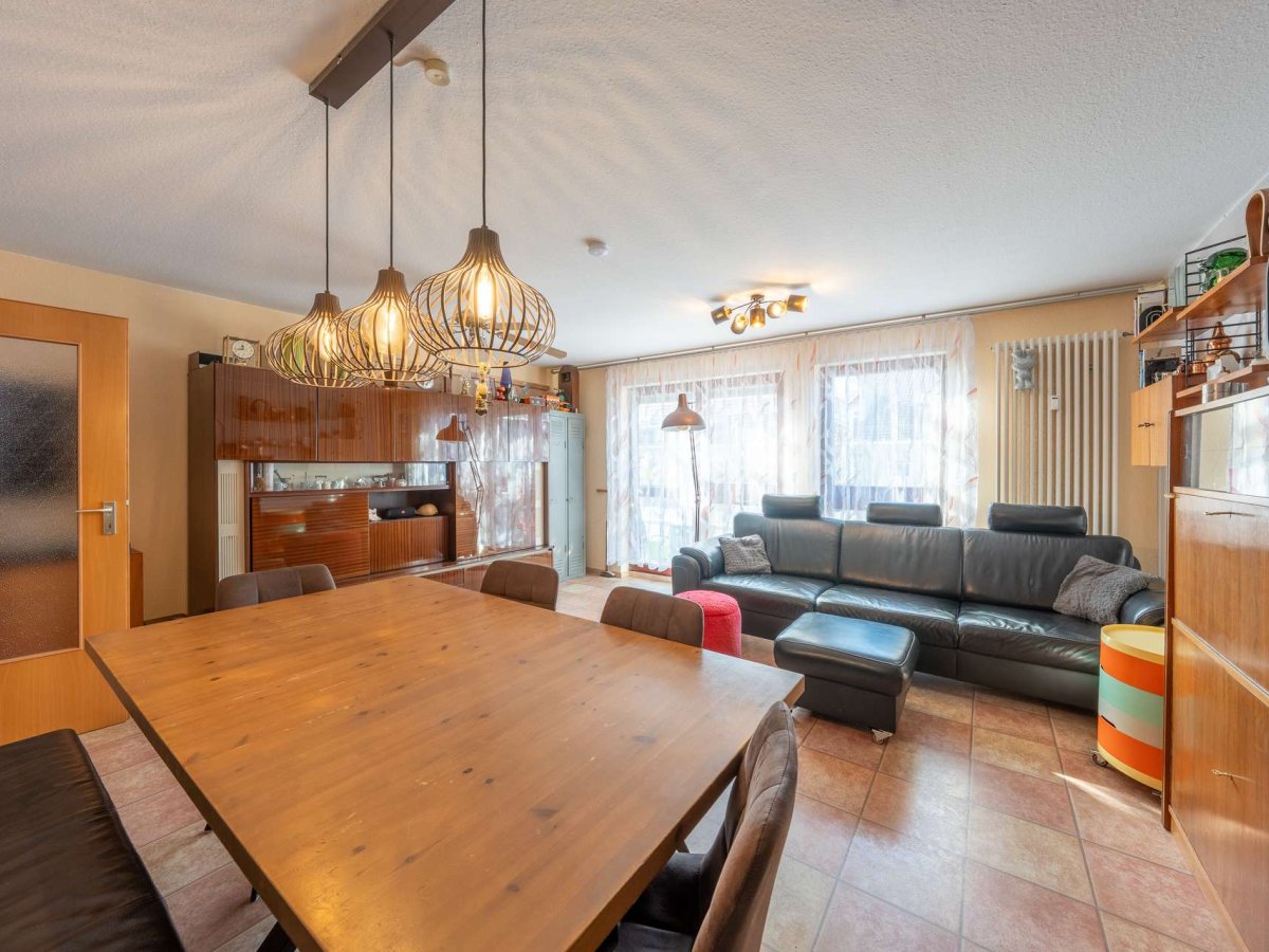 Wohnzimmer Mit Zugang Auf Balkon